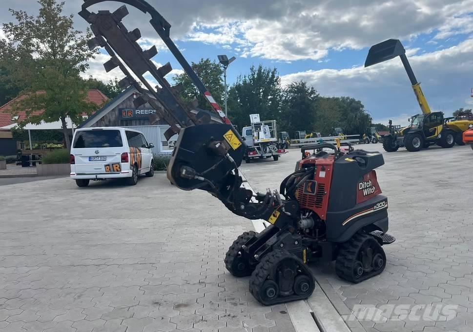 Ditch Witch R300 Kāpurķēžu pašizkrāvējs