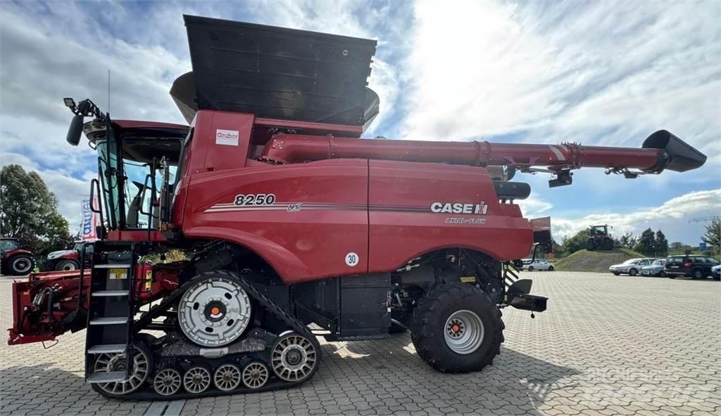 Case IH AF 8250 Ražas novākšanas kombaini