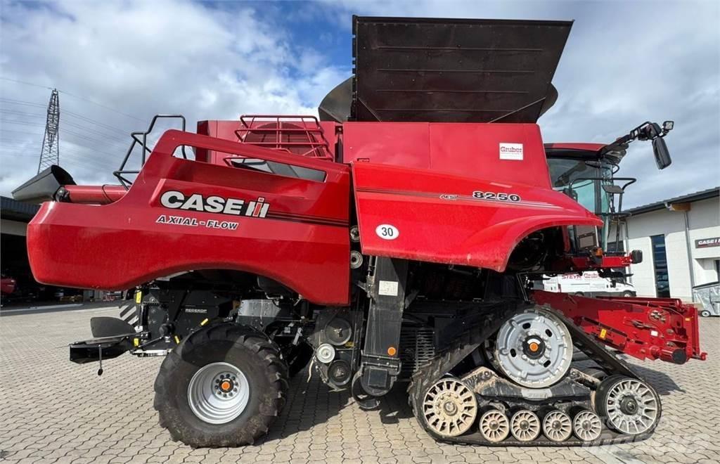 Case IH AF 8250 Ražas novākšanas kombaini