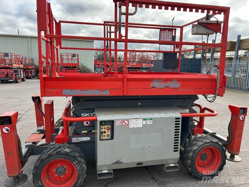SkyJack SJ 6832 Šķerveida pacēlāji