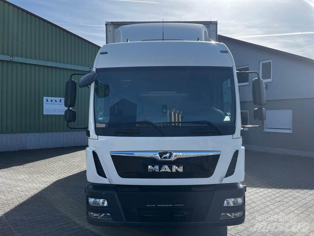 MAN TGL 8.220 Tents