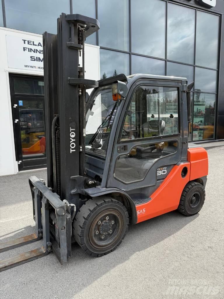 Toyota 02-8 FDF 30 Tehnika ar dīzeļa dzinēju