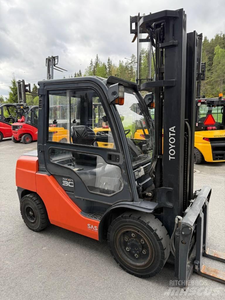 Toyota 02-8 FDF 30 Tehnika ar dīzeļa dzinēju