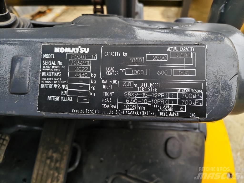 Komatsu 30 Tehnika ar dīzeļa dzinēju