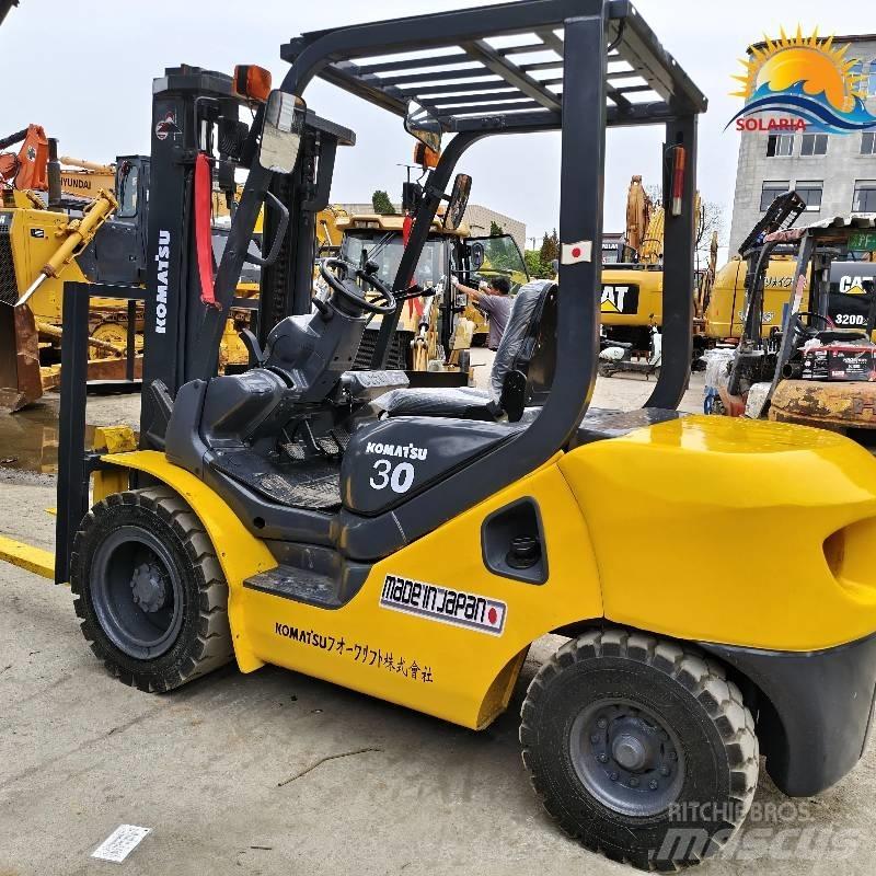 Komatsu 30 Tehnika ar dīzeļa dzinēju