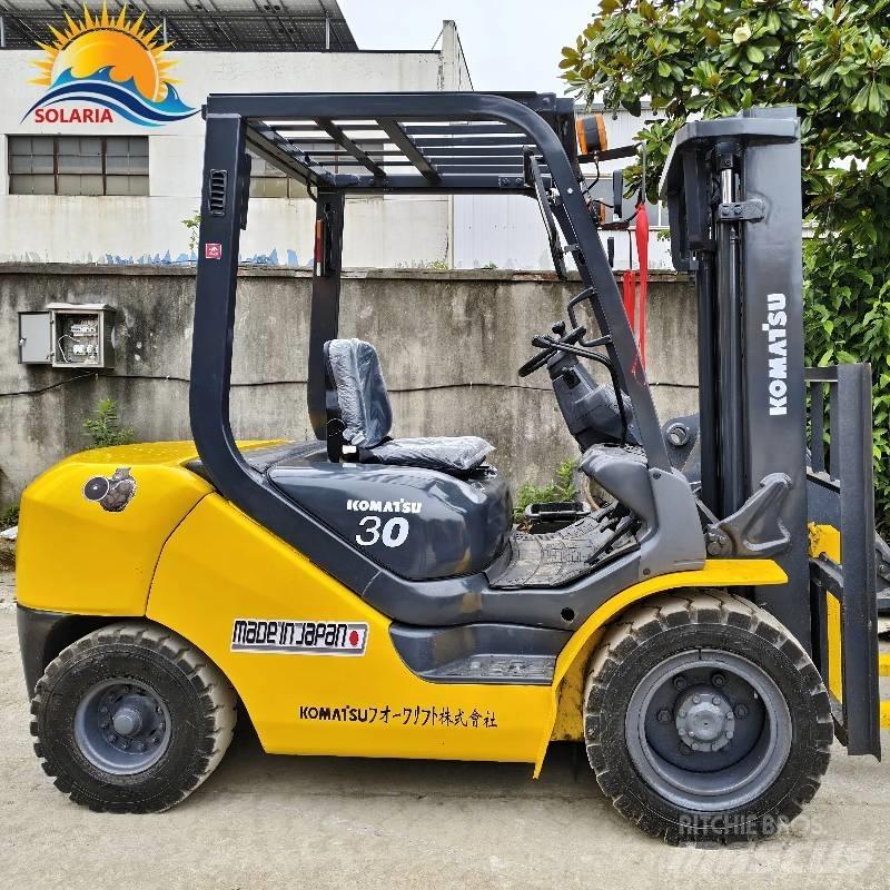Komatsu 30 Tehnika ar dīzeļa dzinēju