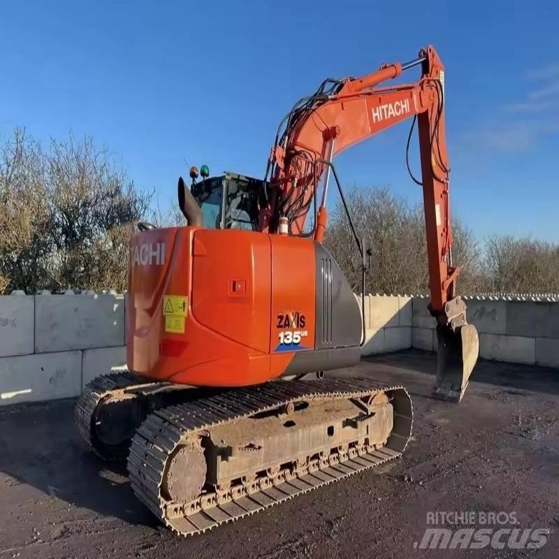 Hitachi ZX 135 Kāpurķēžu ekskavatori