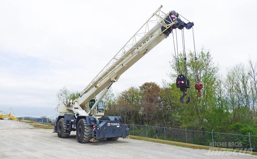 Terex RT780 Celtņi nelīdzenām virsmām