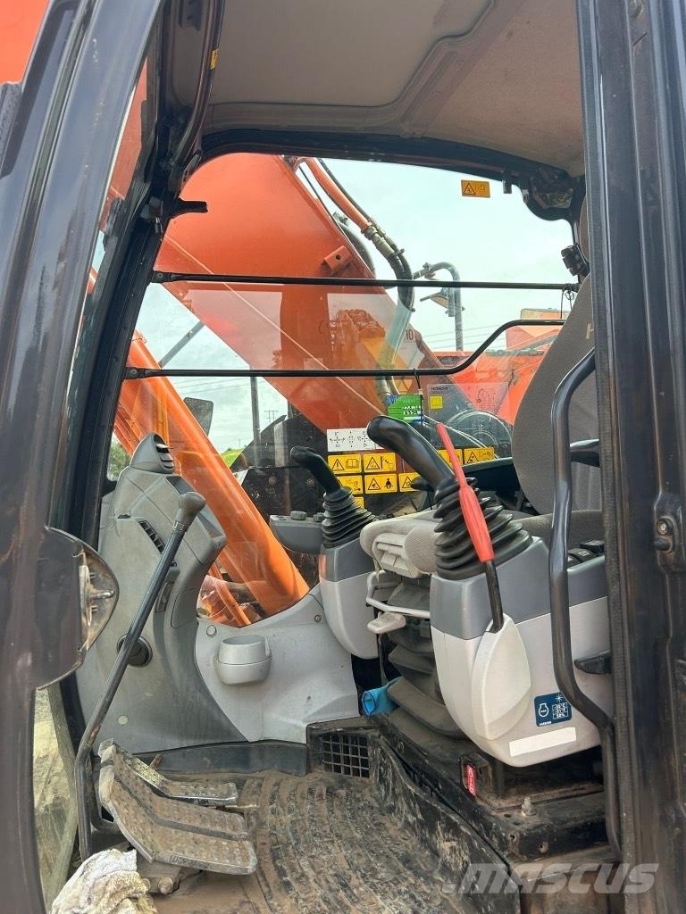Hitachi ZX225 USLC-6 Kāpurķēžu ekskavatori