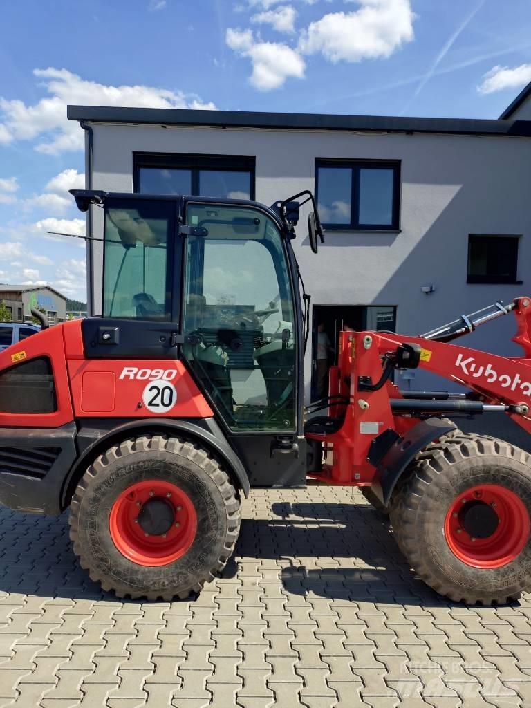 Kubota R 090 Iekrāvēji uz riteņiem