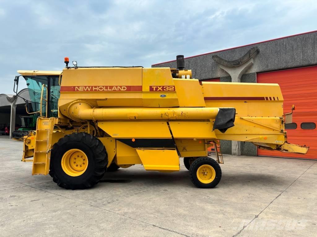 New Holland TX 32 Ražas novākšanas kombaini