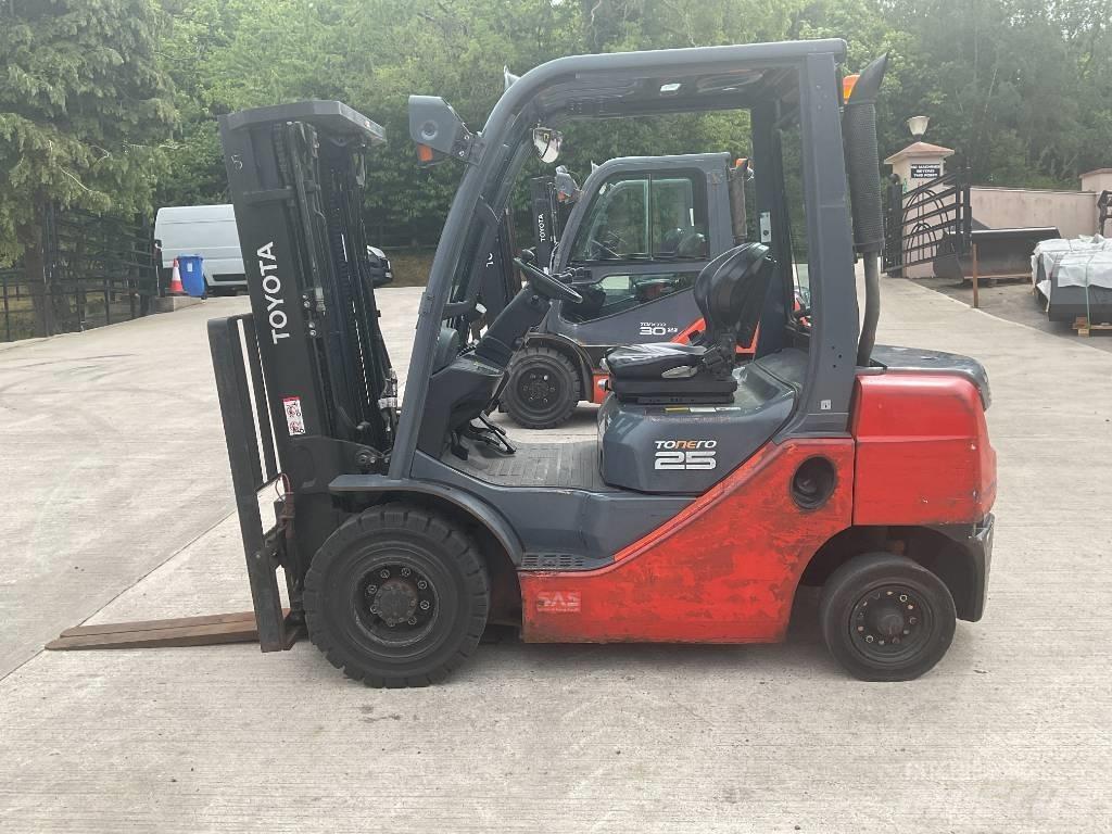 Toyota 02-8 FDF 25 Tehnika ar dīzeļa dzinēju