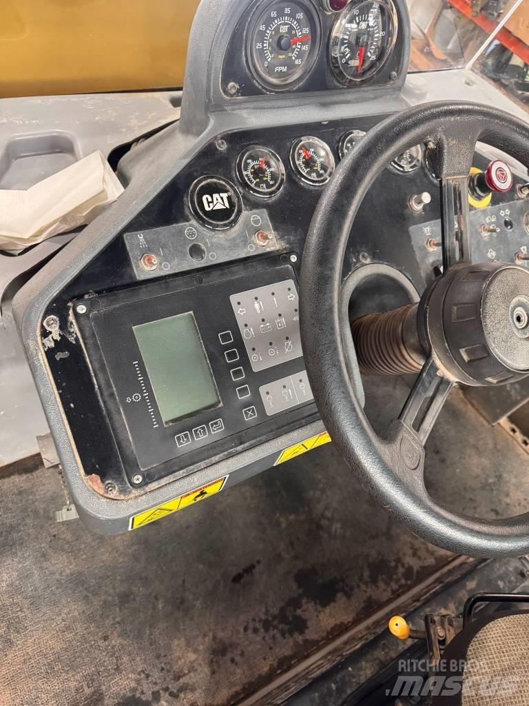 CAT RM 300 Asfalta savācējs
