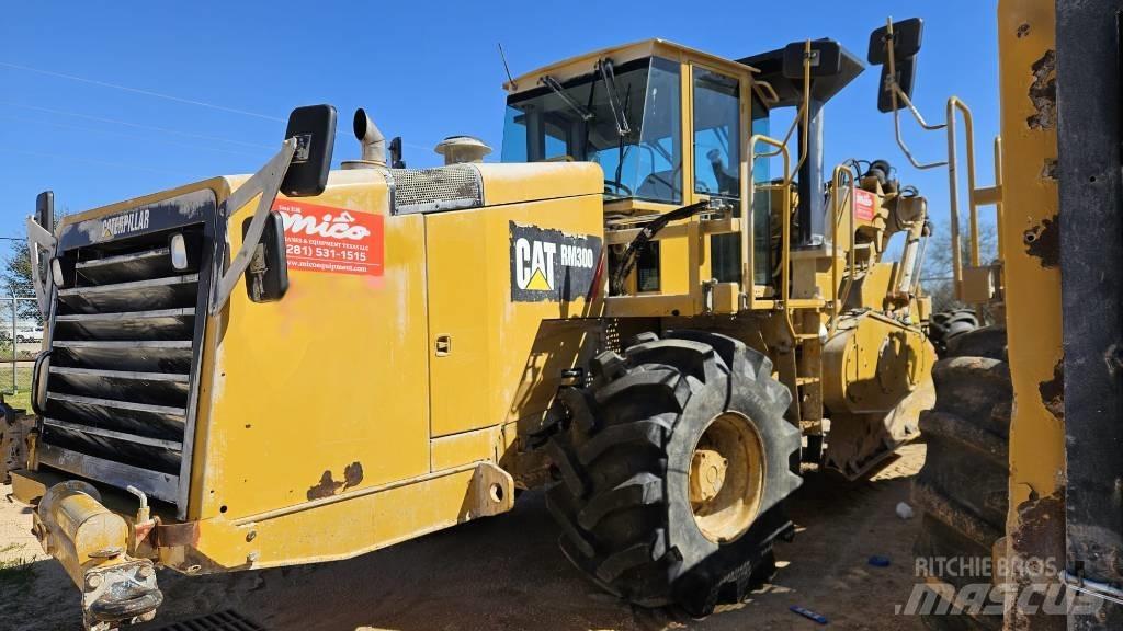 CAT RM 300 Asfalta savācējs