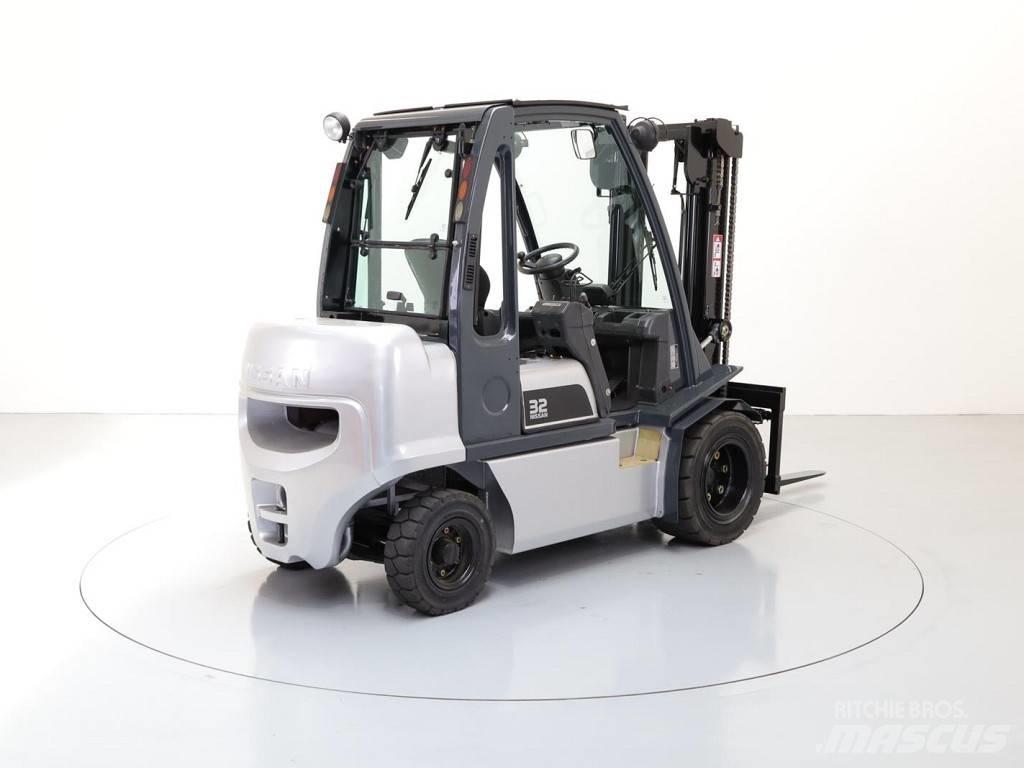 Nissan FD01A18Q Tehnika ar dīzeļa dzinēju
