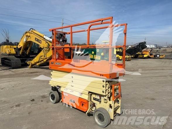 JLG 2632ES Šķerveida pacēlāji
