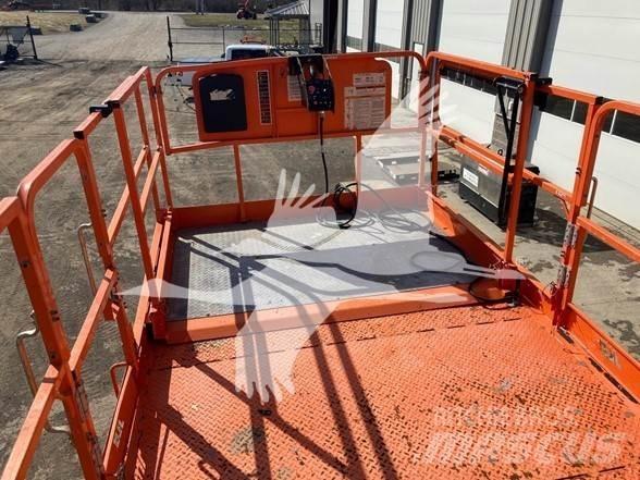 JLG 430LRT Šķerveida pacēlāji