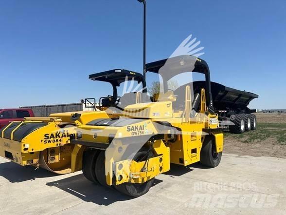 Sakai GW754 Pneimatiskie veltņi