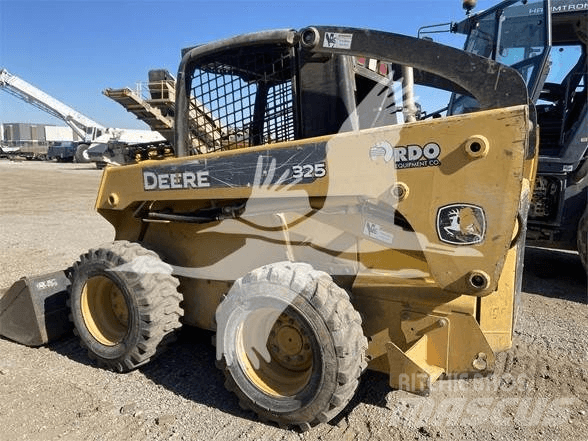 John Deere 325 Lietoti riteņu kompaktiekrāvēji