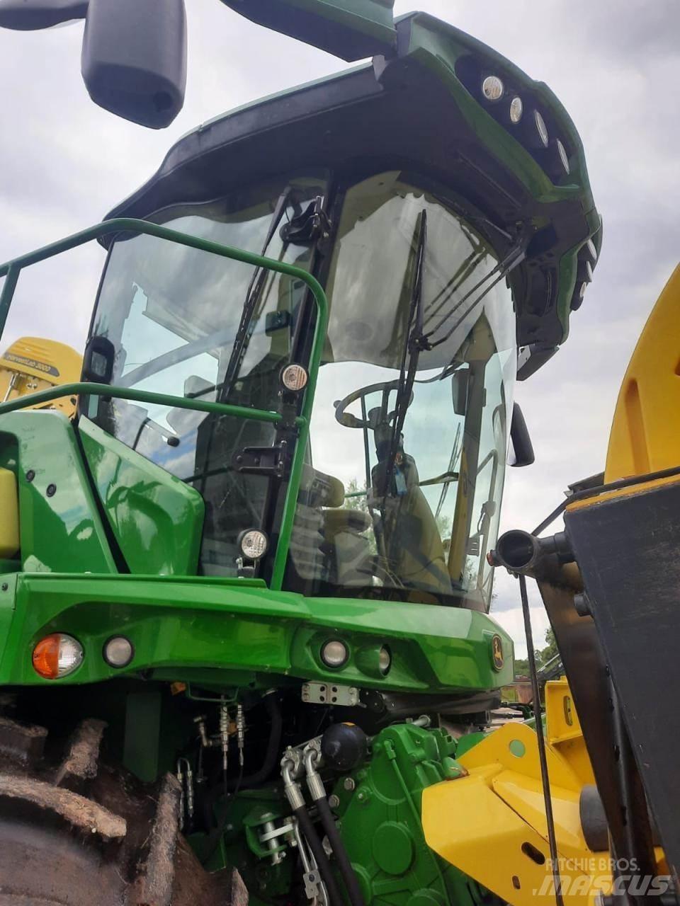 John Deere 8200 i Lopbarības novācēji