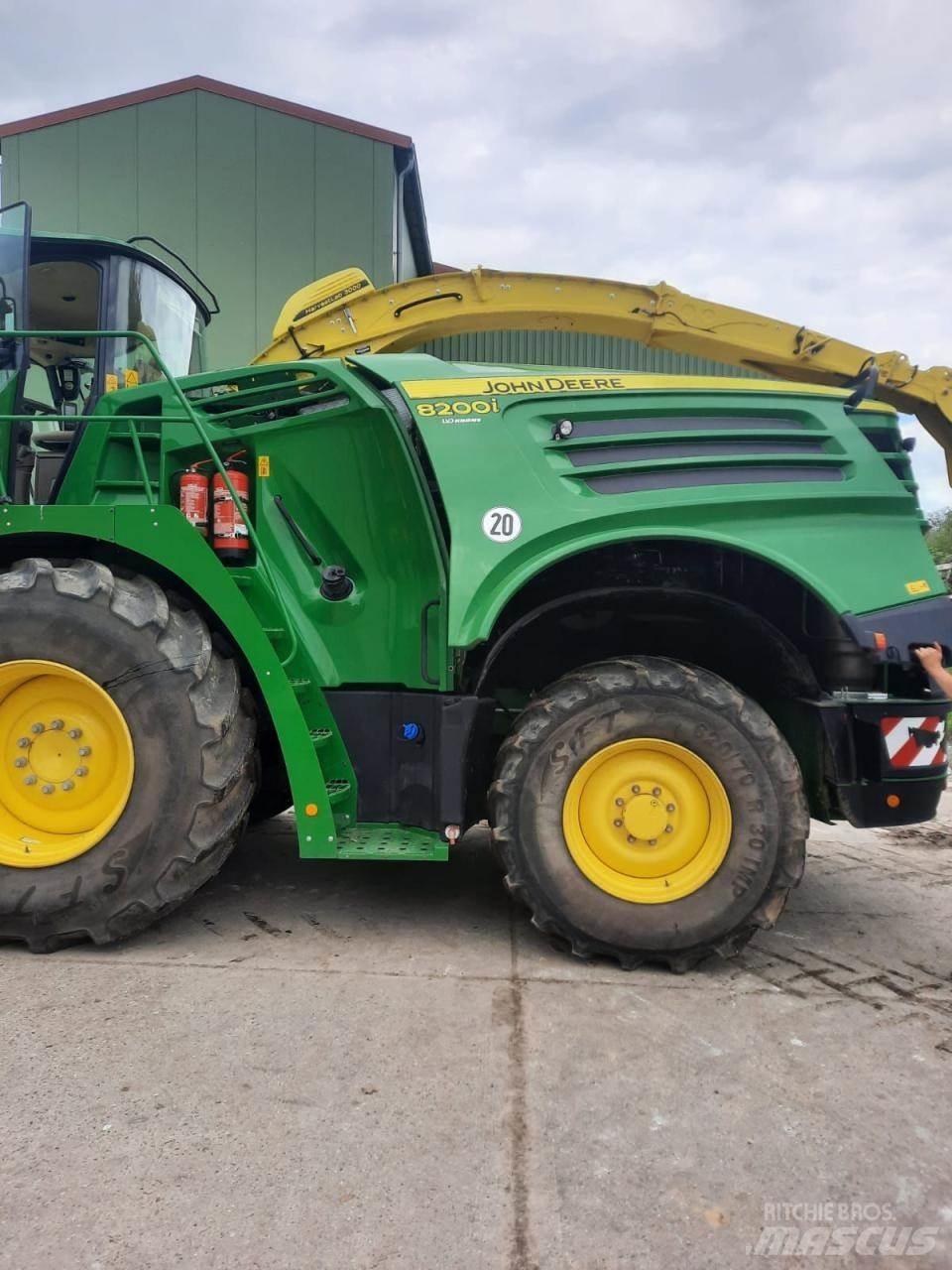 John Deere 8200 i Lopbarības novācēji