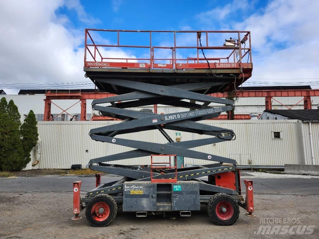 SkyJack SJ 9250 RT Šķerveida pacēlāji