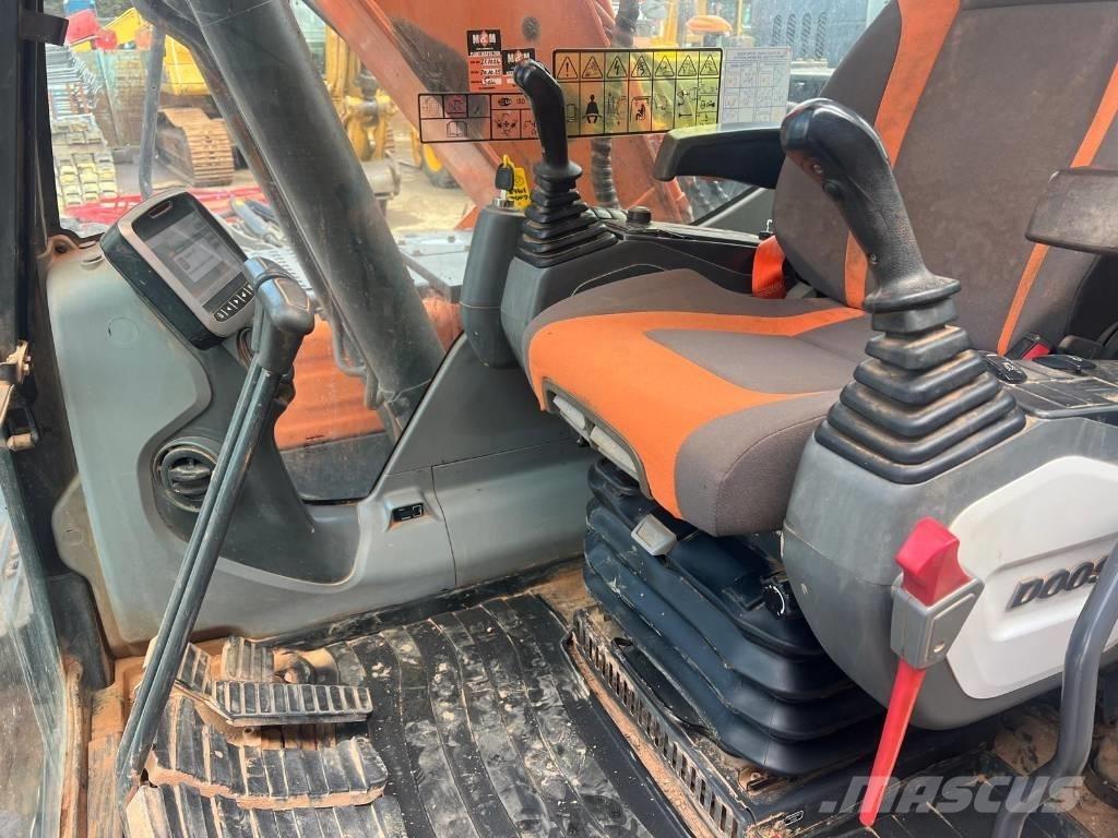 Doosan DX 140 LC Kāpurķēžu ekskavatori
