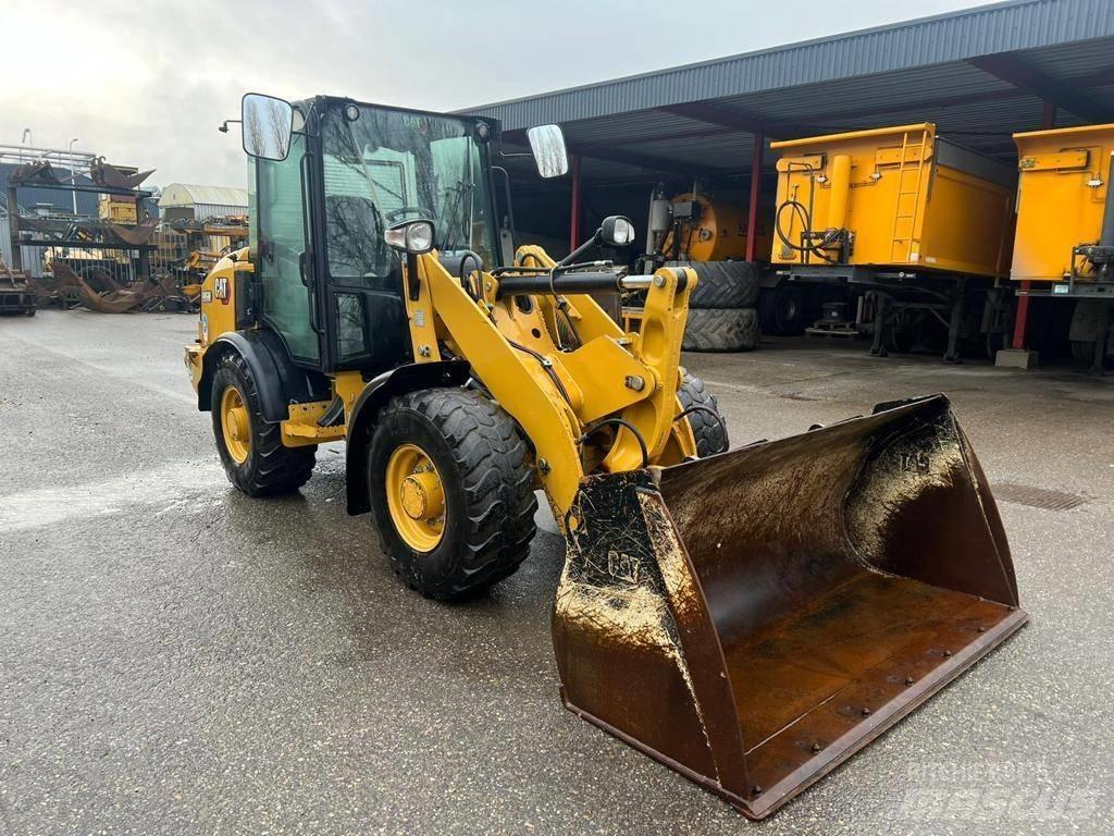 CAT 906M Iekrāvēji uz riteņiem