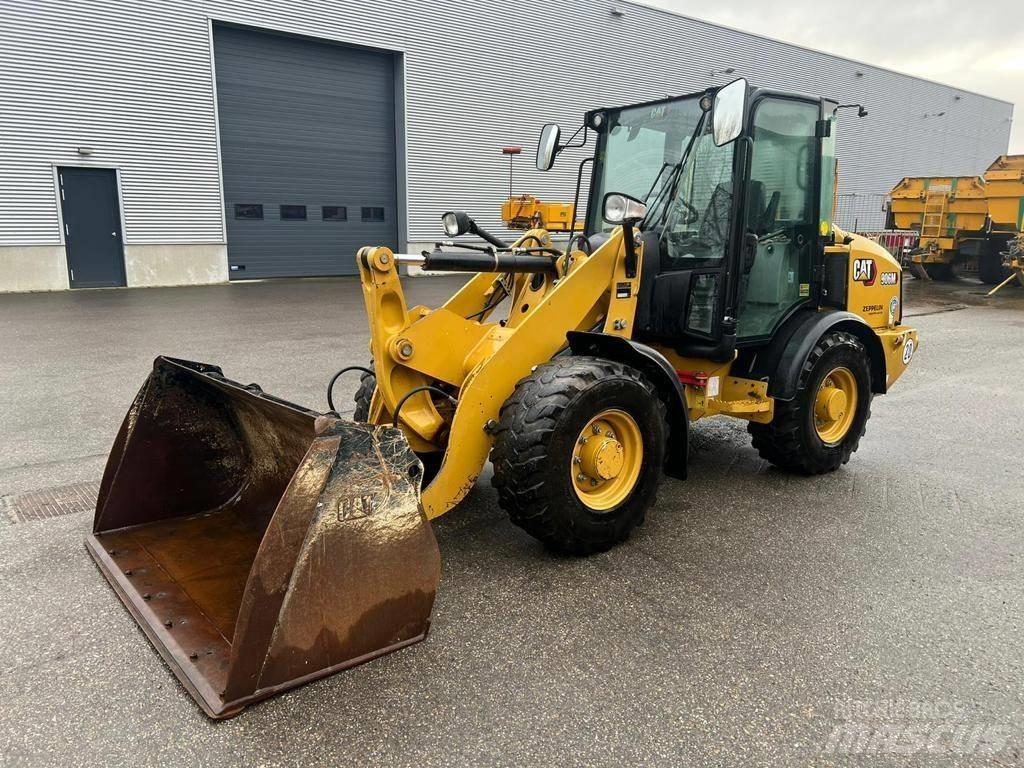 CAT 906M Iekrāvēji uz riteņiem