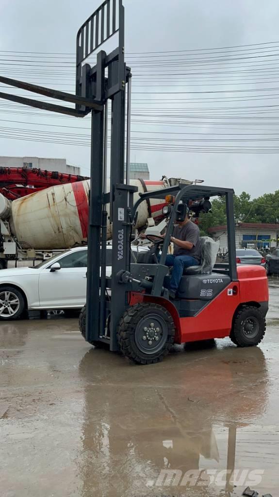 Toyota FD 35 Tehnika ar dīzeļa dzinēju