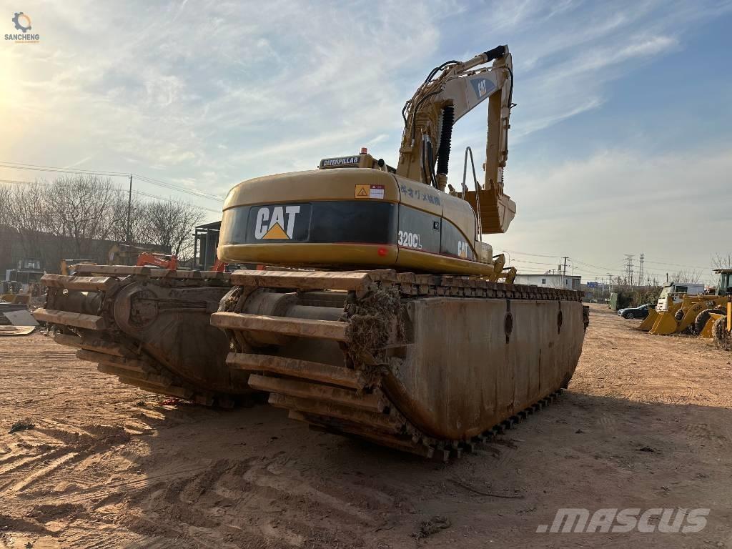 CAT 320CL Amfībijas tipa ekskavatori