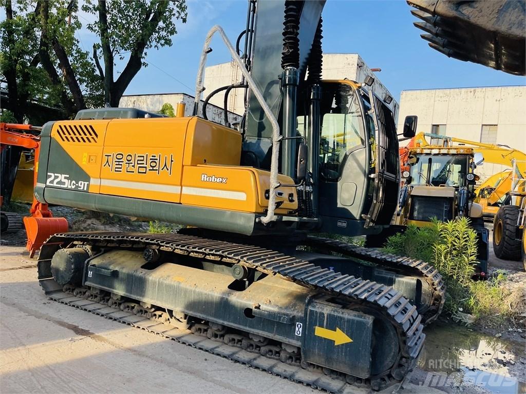 Hyundai 225 lc 9t Kāpurķēžu ekskavatori