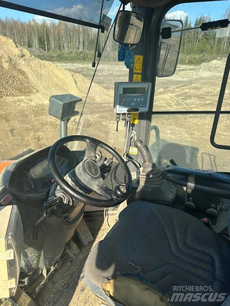 Hitachi ZW 250 Iekrāvēji uz riteņiem
