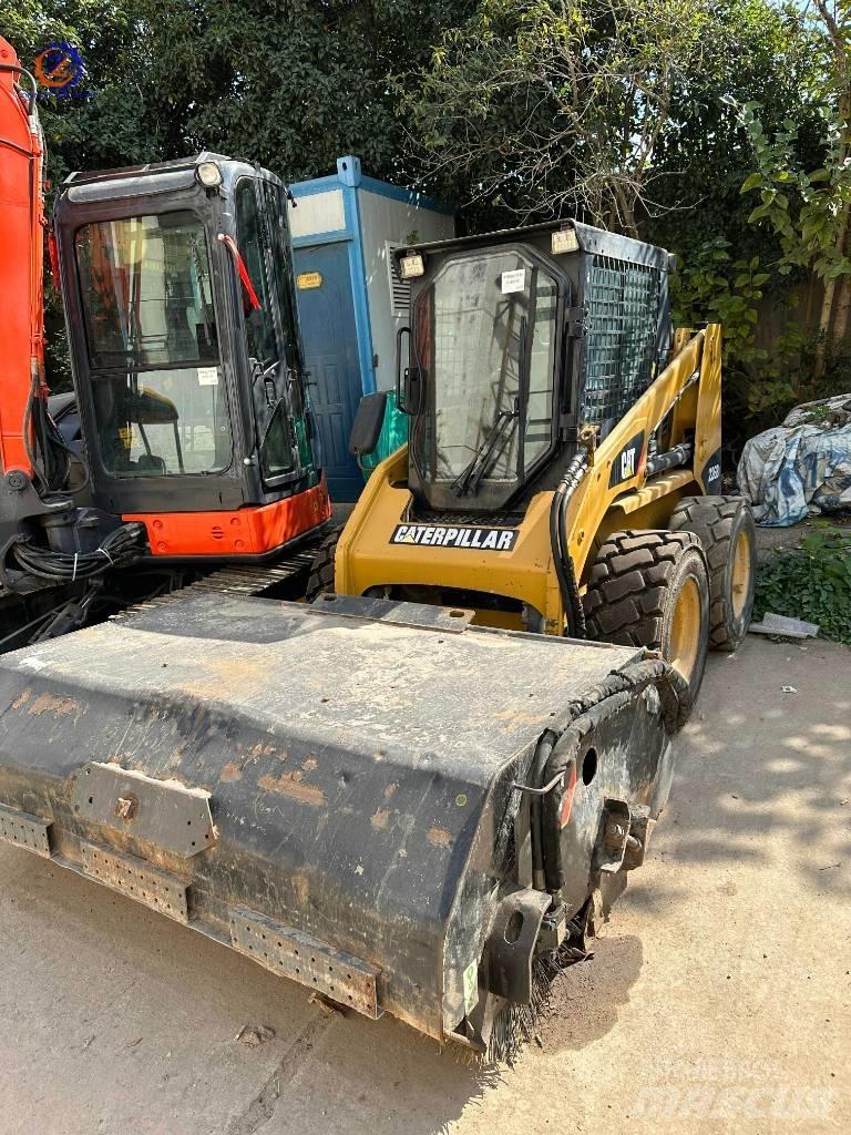 CAT 226 B Lietoti riteņu kompaktiekrāvēji