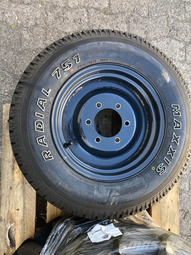  Radial 751 Kompaktie traktori