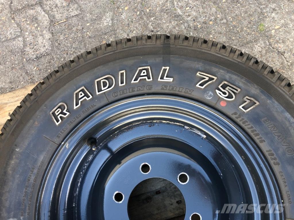  Radial 751 Kompaktie traktori