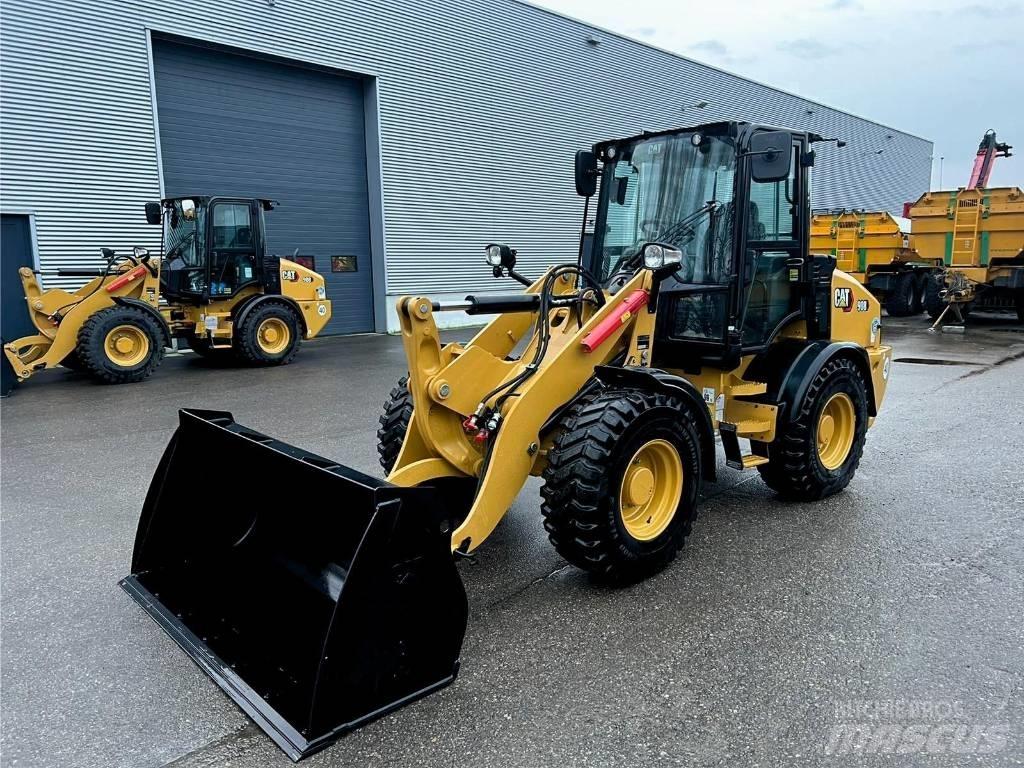 CAT 908 Iekrāvēji uz riteņiem