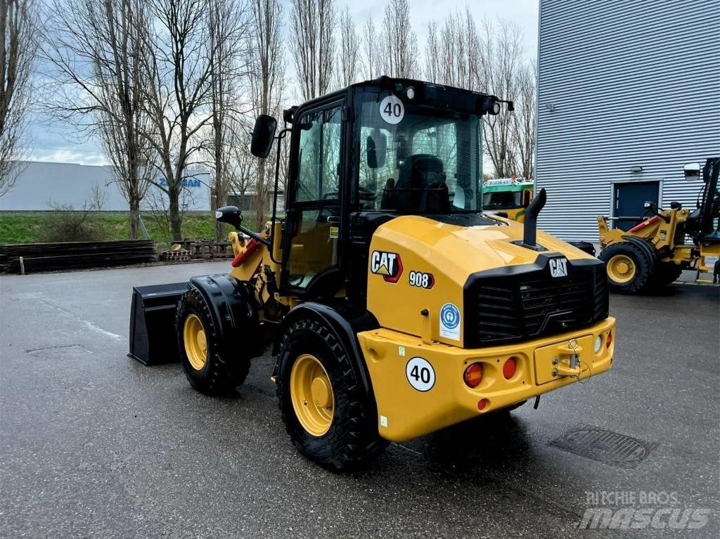 CAT 908 Iekrāvēji uz riteņiem
