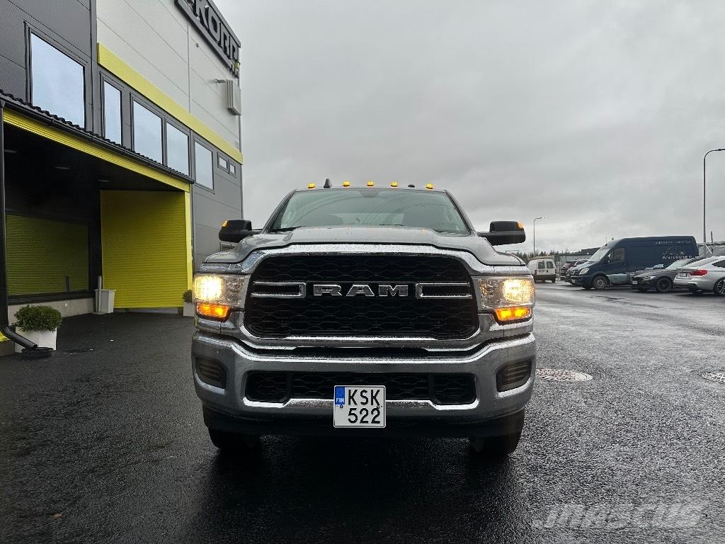 RAM 2500 Tradesman Vieglais kravas automobilis/izkraušana no sāniem