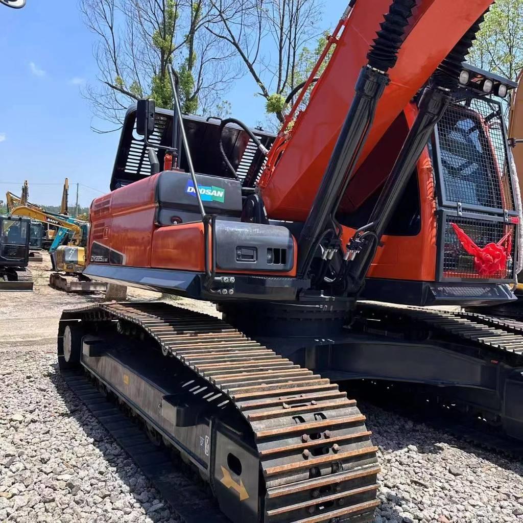 Doosan DX 225 LC Kāpurķēžu ekskavatori