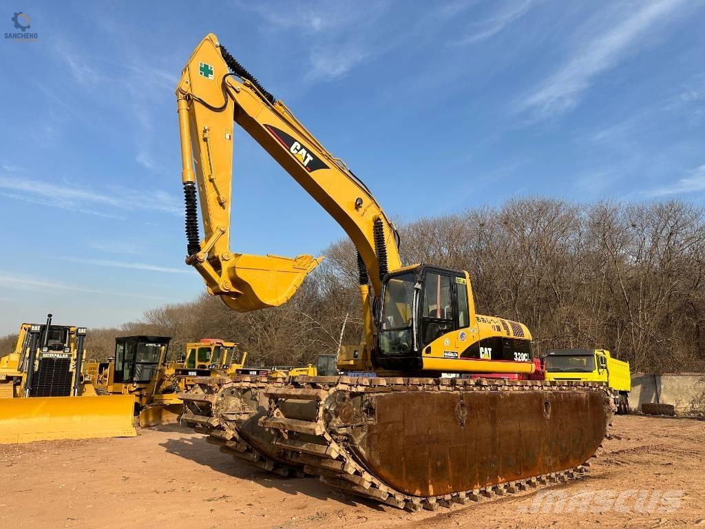 CAT 320 C L Amfībijas tipa ekskavatori