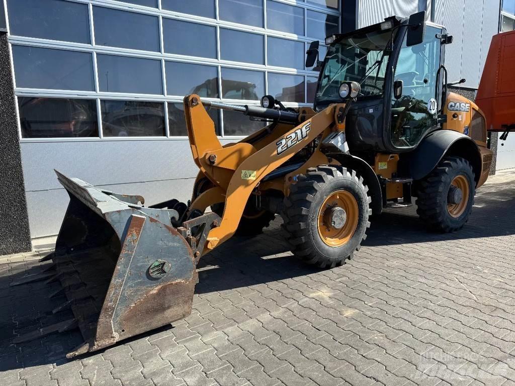 CASE 221F Iekrāvēji uz riteņiem