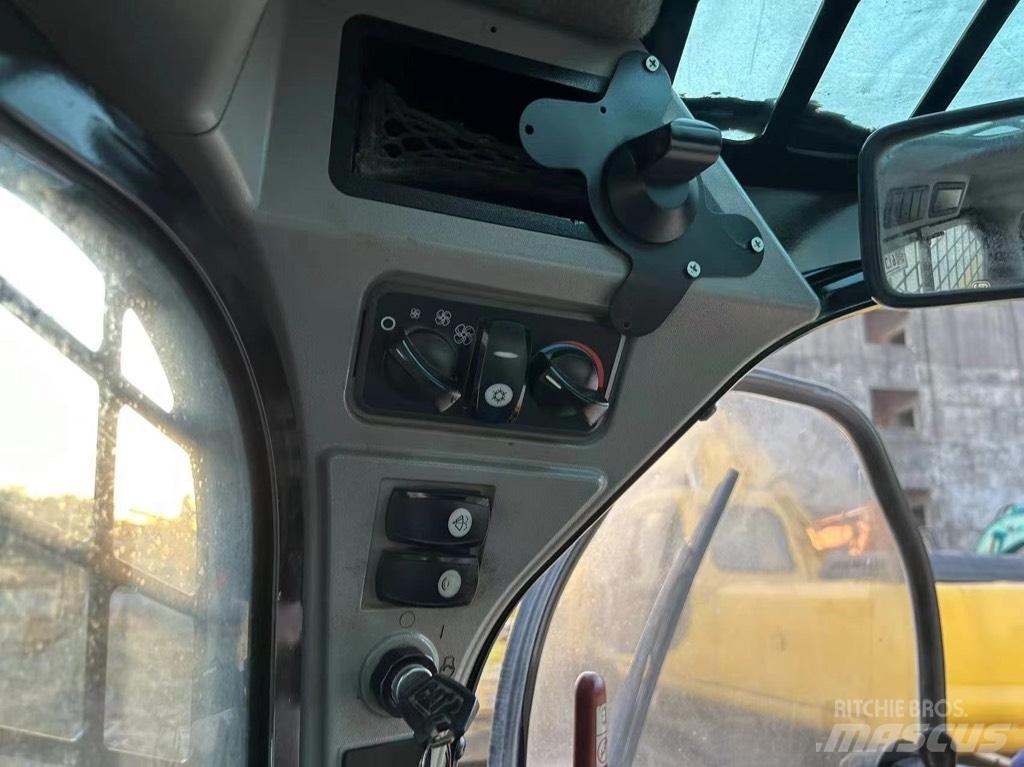 CAT 246 D Lietoti riteņu kompaktiekrāvēji