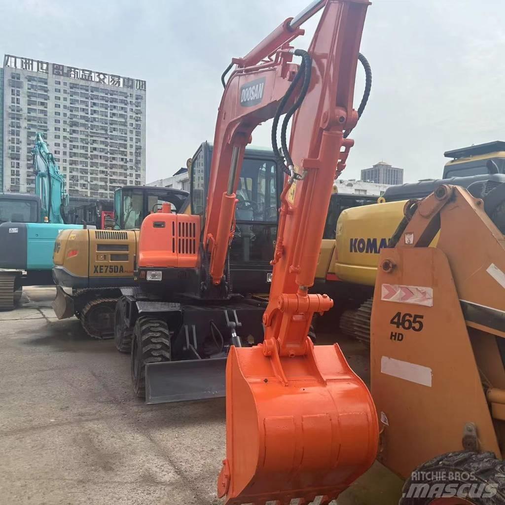 Doosan DX60W Ekskavatori uz riteņiem