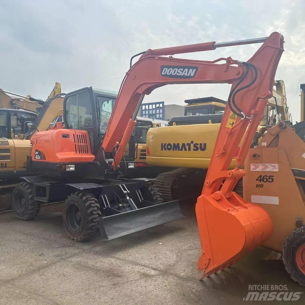 Doosan DX60W Ekskavatori uz riteņiem