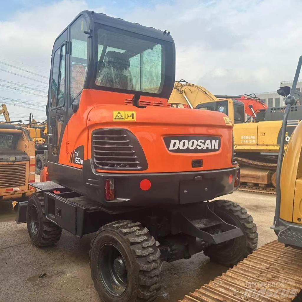 Doosan DX60W Ekskavatori uz riteņiem