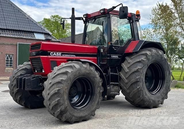 Case IH 1255 XL Traktori