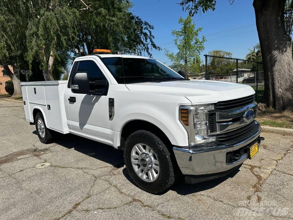Ford F250 Vieglais kravas automobilis/izkraušana no sāniem
