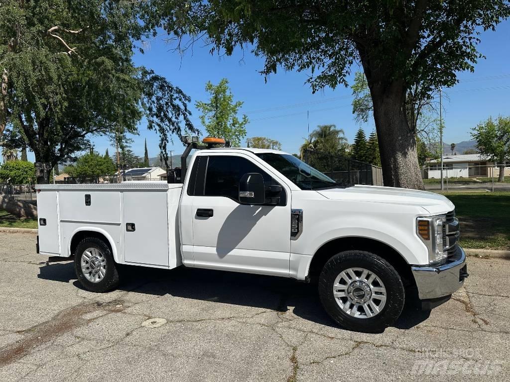 Ford F250 Vieglais kravas automobilis/izkraušana no sāniem