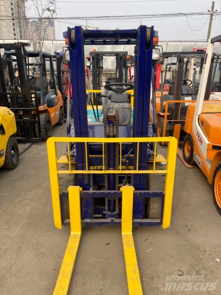 Komatsu FD25 Tehnika ar dīzeļa dzinēju